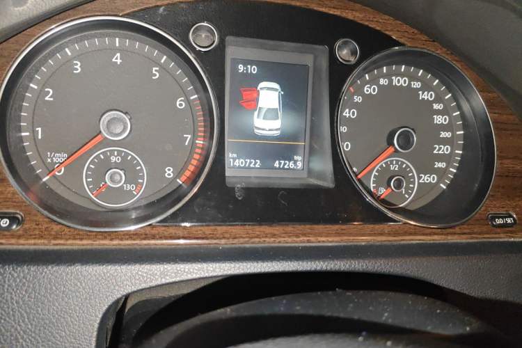 Used Volkswagen Magotan 2015 Revised Version 2.0 TSI Prestige Edition Odometer Close Up