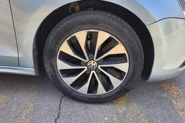 Used Volkswagen Sagitar 2013 1.4 TSI BlueMotion Edition Right Front Wheel Hub