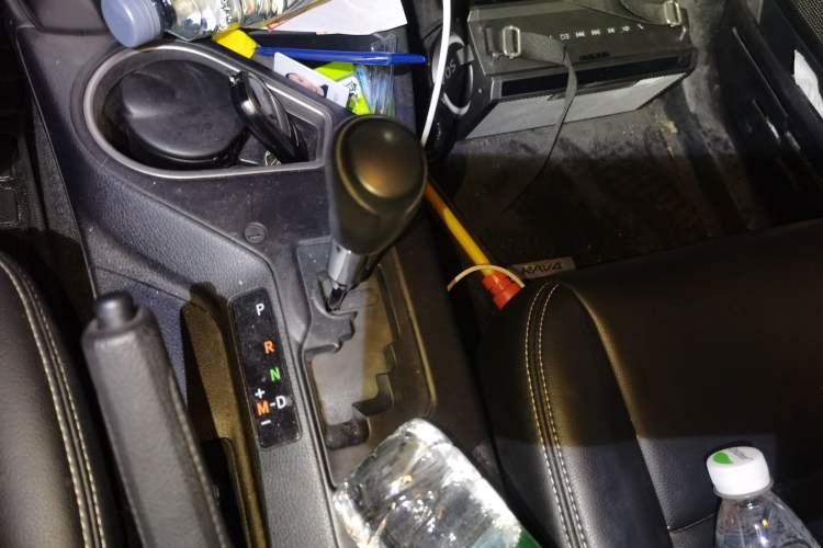 Used Toyota RAV4 2016 2.0L CVT Two-Wheel Drive Fashion Edition China V Standard Gear Lever