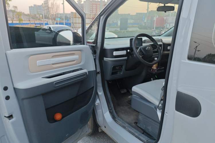 Used SAIC MAXUS Dana V1 2025 Low-Roof Multi-Function Version 42 kWh Driver Seat