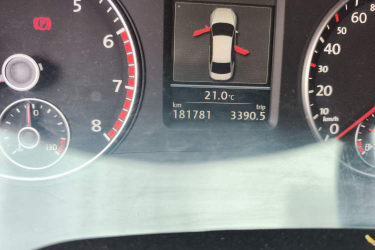 Used Volkswagen Passat 2014 1.8TSI DSG Prestige Navigation Edition Odometer Close Up