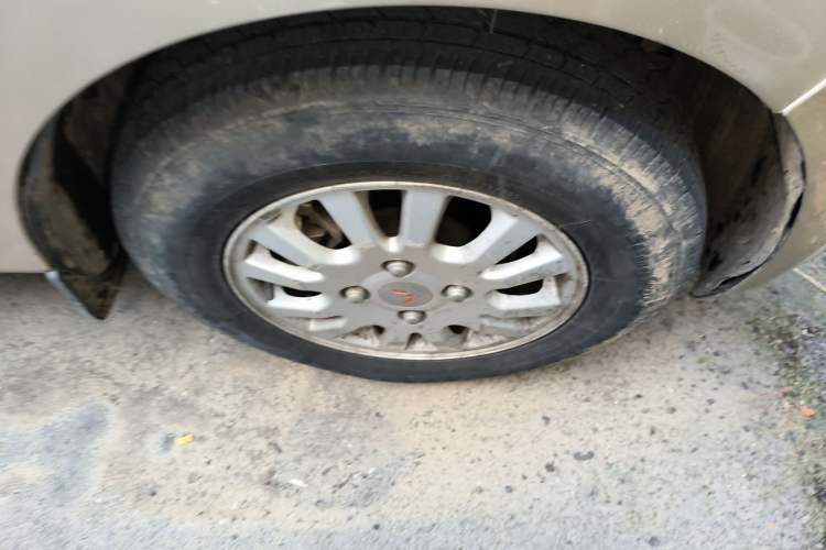 Used Wuling Rongguang V 2016 1.2L Standard Version Right Front Wheel Hub