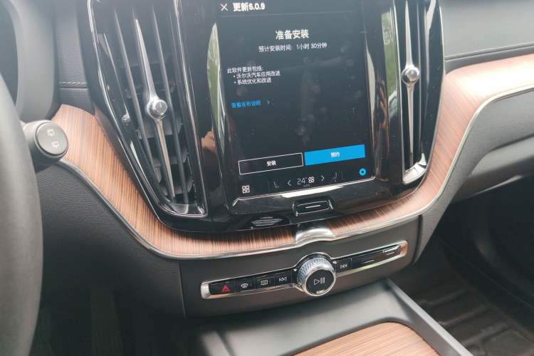 Used Volvo XC60 New Energy 2025 Plug-in Hybrid Long-Range All-Wheel Drive Smart Luxury Edition Audio And AC Panel