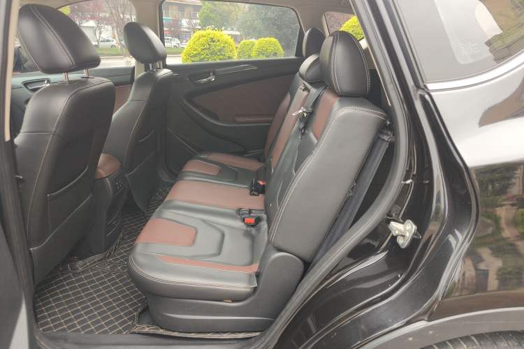 Used Dongfeng Fengon 580 2016 Revised Version 1.5T CVT Luxury Edition Left Rear Seat