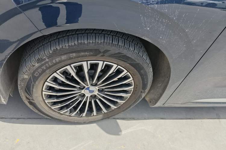 Used Denza D9 2022 DM-i 970 Four-Wheel Drive Prestige Model Left Front Wheel Hub