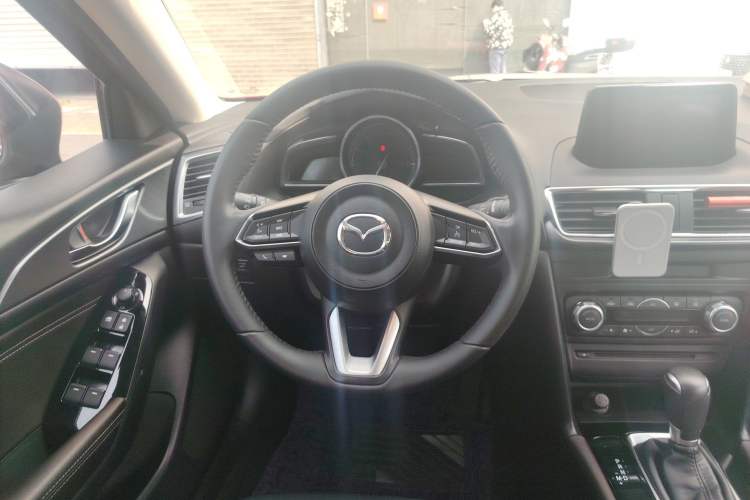 Used Mazda 3 Axela 2017 Sedan 2.0L Automatic Flagship Model China V Standard Steering Wheel