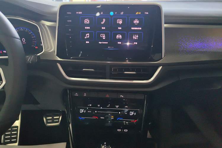 Used Volkswagen T-ROC 2025 Facelifted 300TSI DSG Two-Wheel-Drive Chen Guang Edition Audio And AC Panel