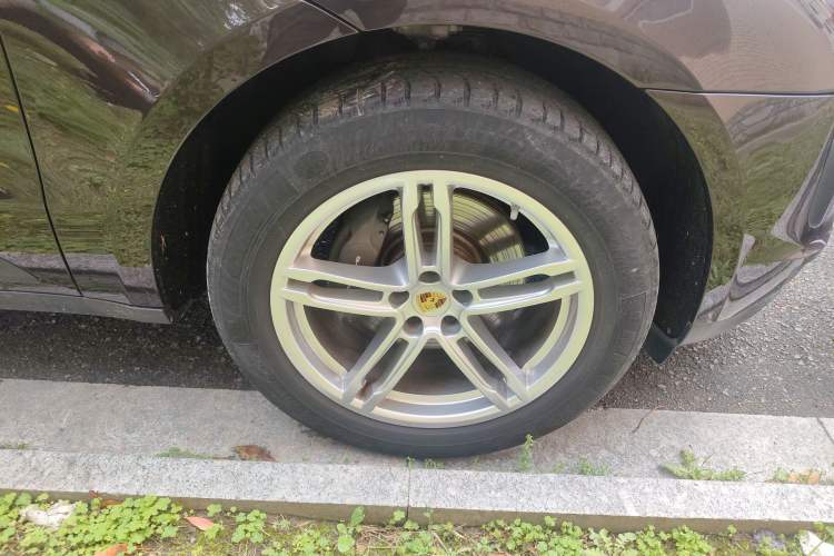 Used Porsche Macan 2021 Macan 2.0T Right Front Wheel Hub