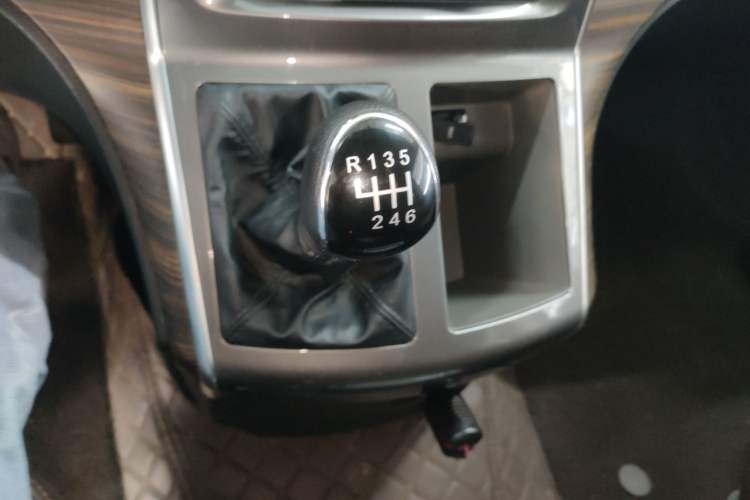 Used FORTHING Lingzhi PLUS 2021 2.0L Manual Luxury 7-Seater Gear Lever