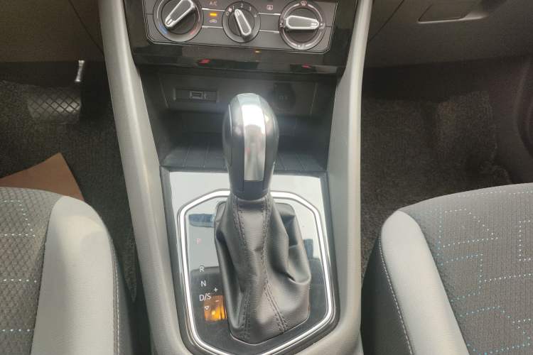 Used Jetta VS5 2019 280TSI Automatic Trend Model Gear Lever