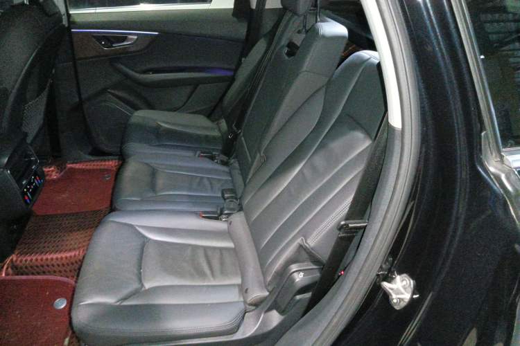 Used Audi Q7 2021 45 TFSI quattro S line Sport model
