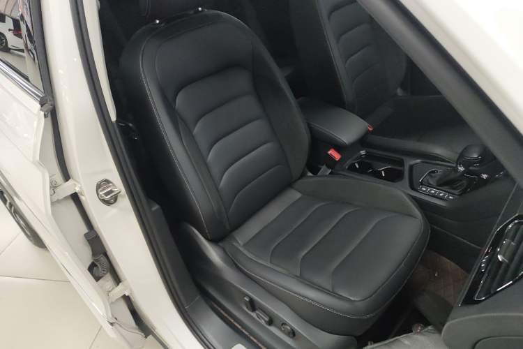 Used Volkswagen Tiguan L 2021 330TSI Automatic Two-Wheel Drive R-Line Enhanced Edition Right Front Seat