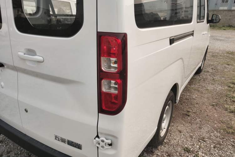 Used Wuling Yangguang 2024 300KM Comfort Version Passenger Van 75kW
