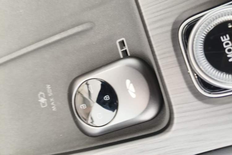 Used Chery Fengyun T8 2025 1.5T 130 km Luxury Edition 5-Seater Vehicle Key