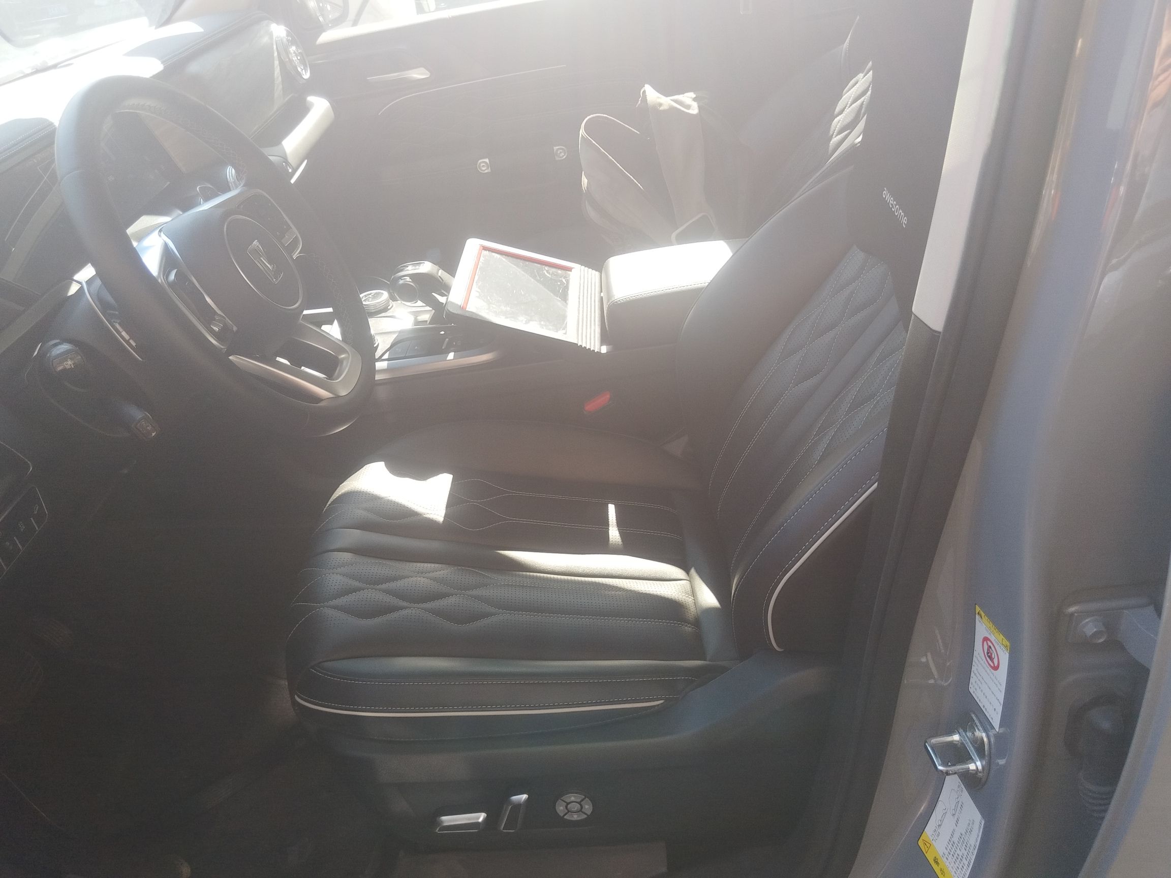 المقاعد الأمامية داخل السيارة