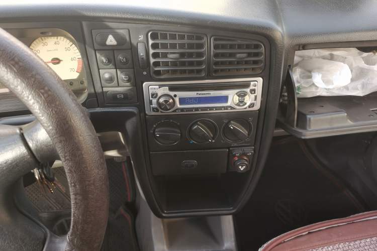 Used Volkswagen Jetta 2005 CIF Partner Odometer Close Up