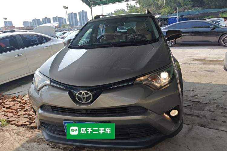 Used Toyota RAV4 2019 2.0L CVT Two-Wheel Drive Luxury Version China VI Standard
