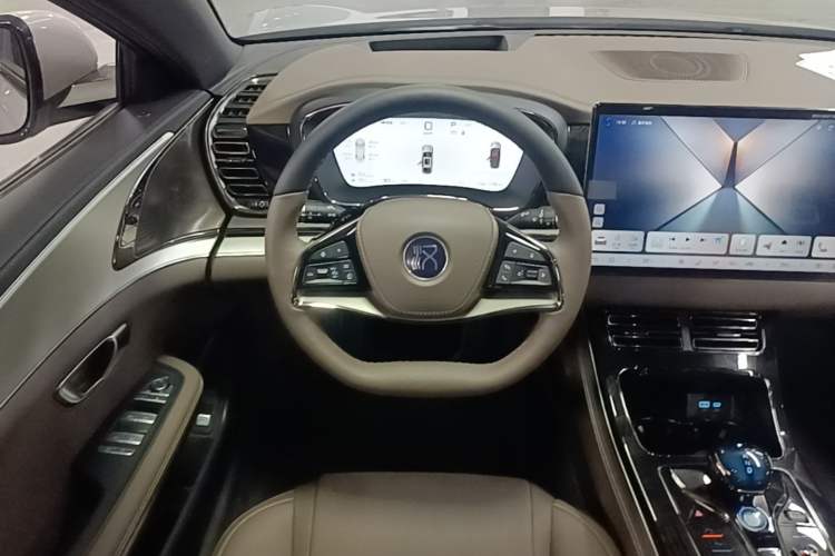 Used BYD Han 2025 DM-i Intelligent Driving Edition 125KM Prestige Model
