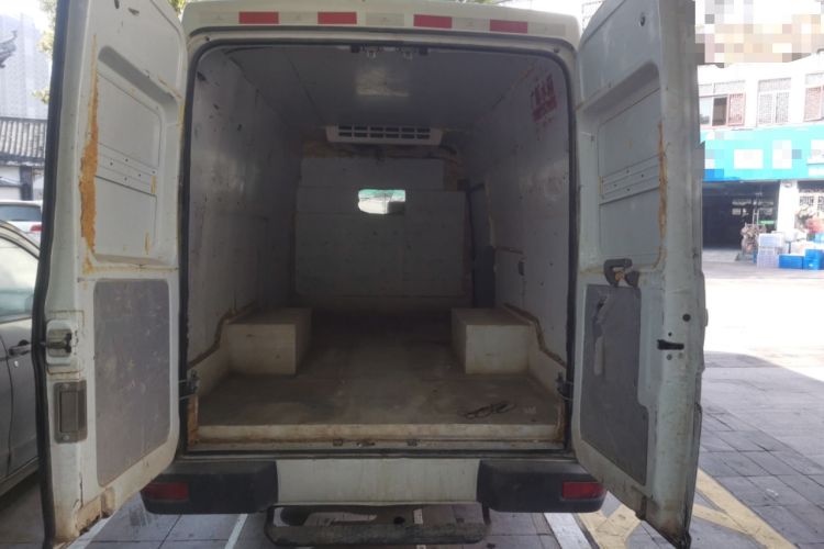 Used Iveco Daily 2023 2.5T V40 Van Long Wheelbase Mid-Roof Design Dual Tires Side-Swing Doors 2-3 Seater