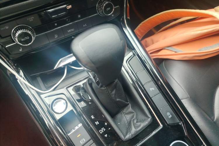 Used Volkswagen Phideon 2018 Revised Version 380TSI Two-Wheel Drive Luxury Edition Gear Lever