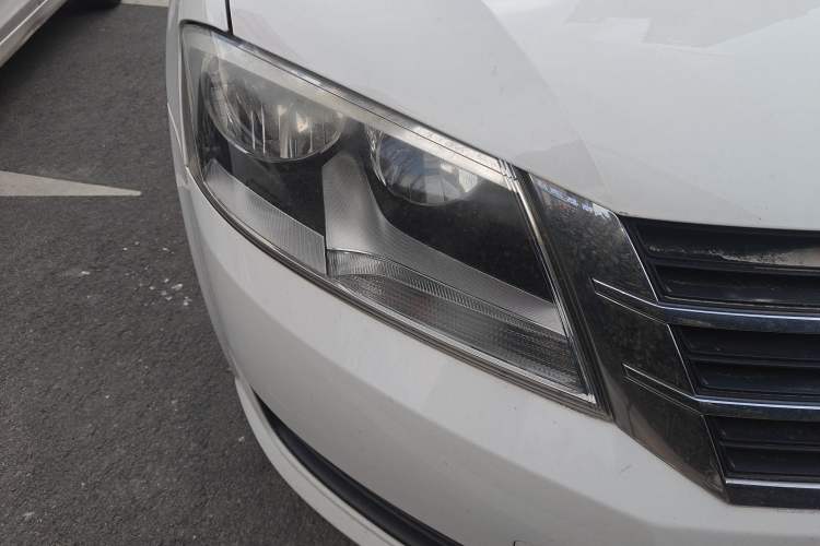 Used Volkswagen Gran Lavida 2013 1.6L Automatic Fashion Model Right Front Headlight