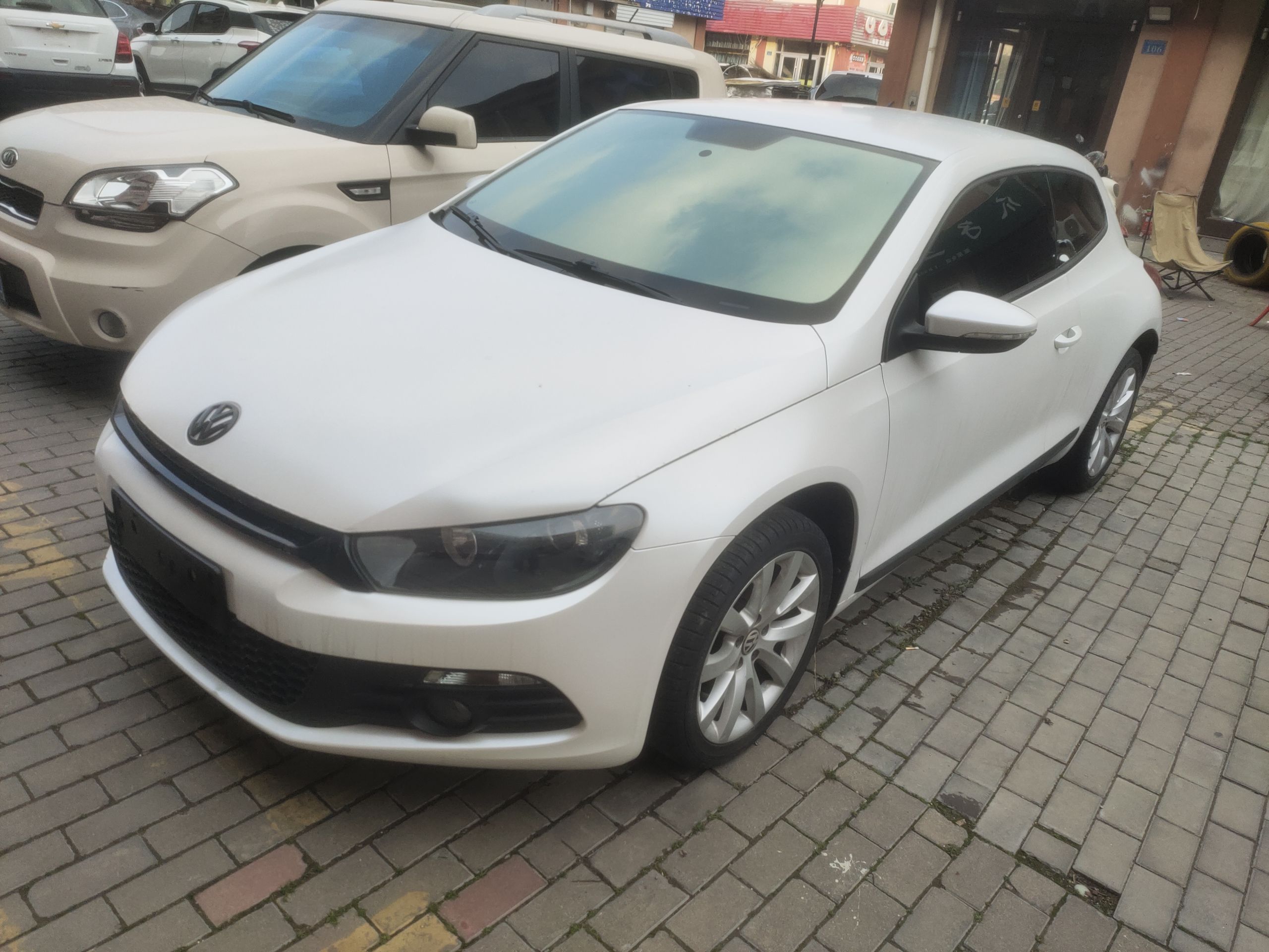 Под передней частью автомобиля