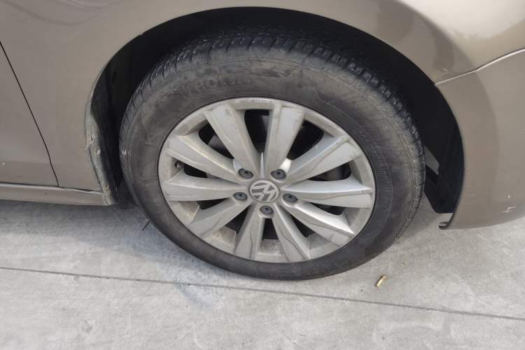 Used Volkswagen Sagitar 2014 Revised Version 1.4TSI Automatic Luxury Edition Right Front Wheel Hub