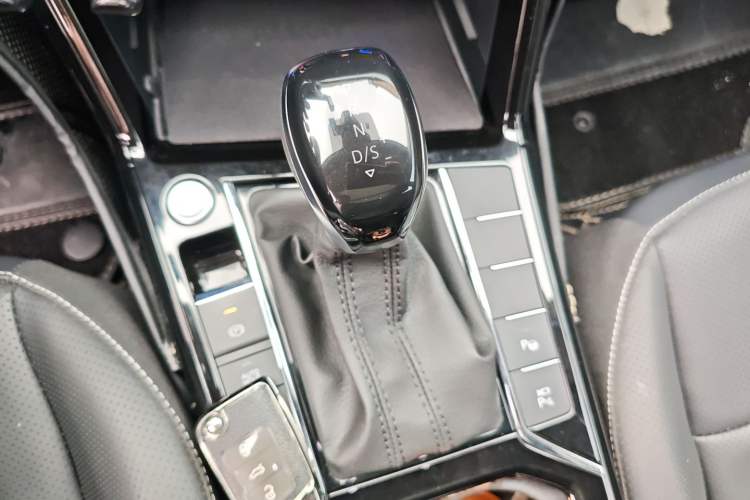 Used Volkswagen Passat 2025 Outstanding Model 380TSI Starry Dragon Glorious Edition Gear Lever