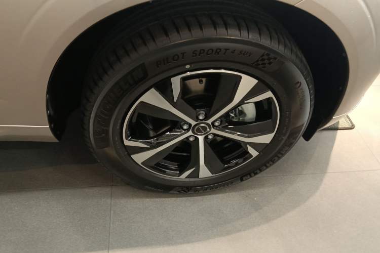 Used Volvo XC60 2026 B5 4x4 Smart Luxury Edition Right Front Wheel Hub