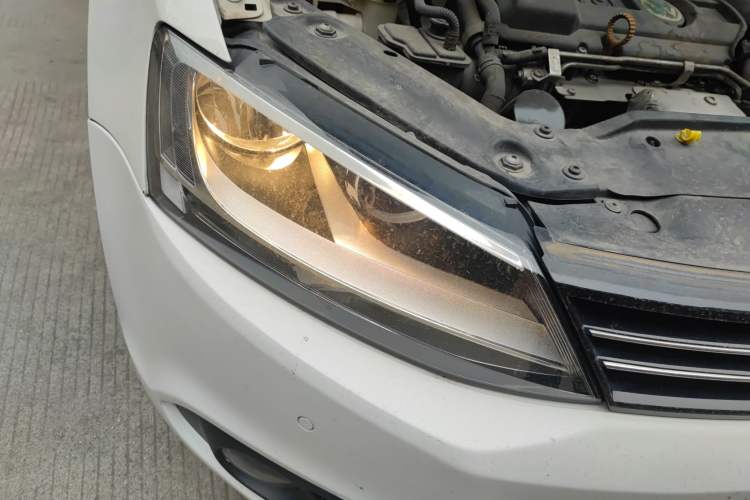 Used Volkswagen Sagitar 2014 Revised Version 1.4TSI Automatic Luxury Edition Right Front Headlight