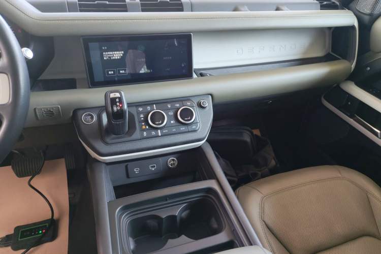 Used Land Rover Defender 2020 110 P400 HSE Audio And AC Panel