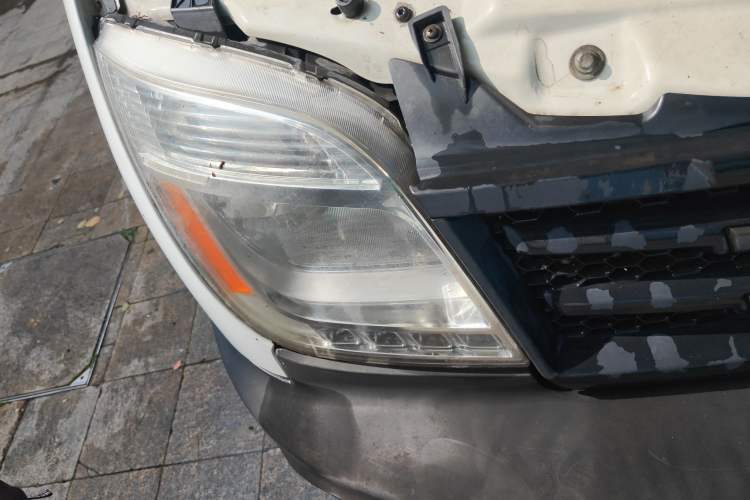 Used SAIC MAXUS Xintu V80 2012 2.5T Mid-Roof Value-Added Logistics Version C