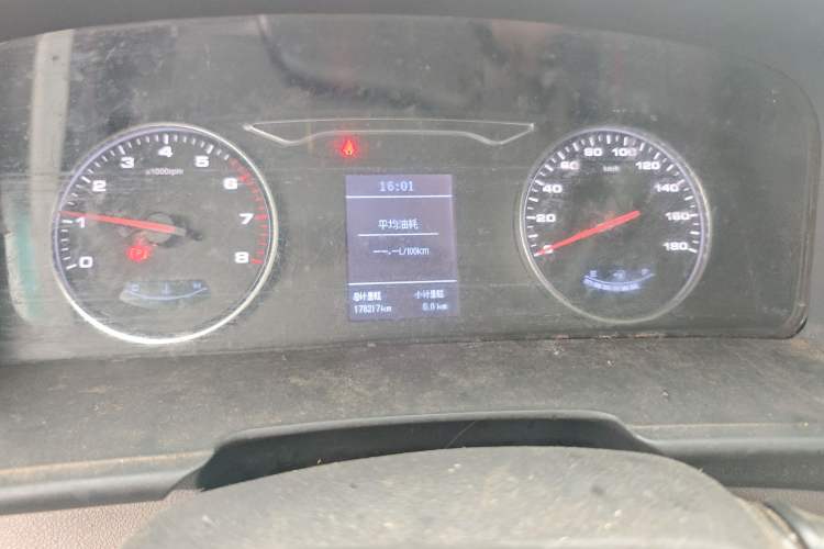 Used JAC Group Sunray 2017 2.0T Short-Wheelbase Mid-Roof Xingkuaiyun Multi-Purpose Commercial Vehicle