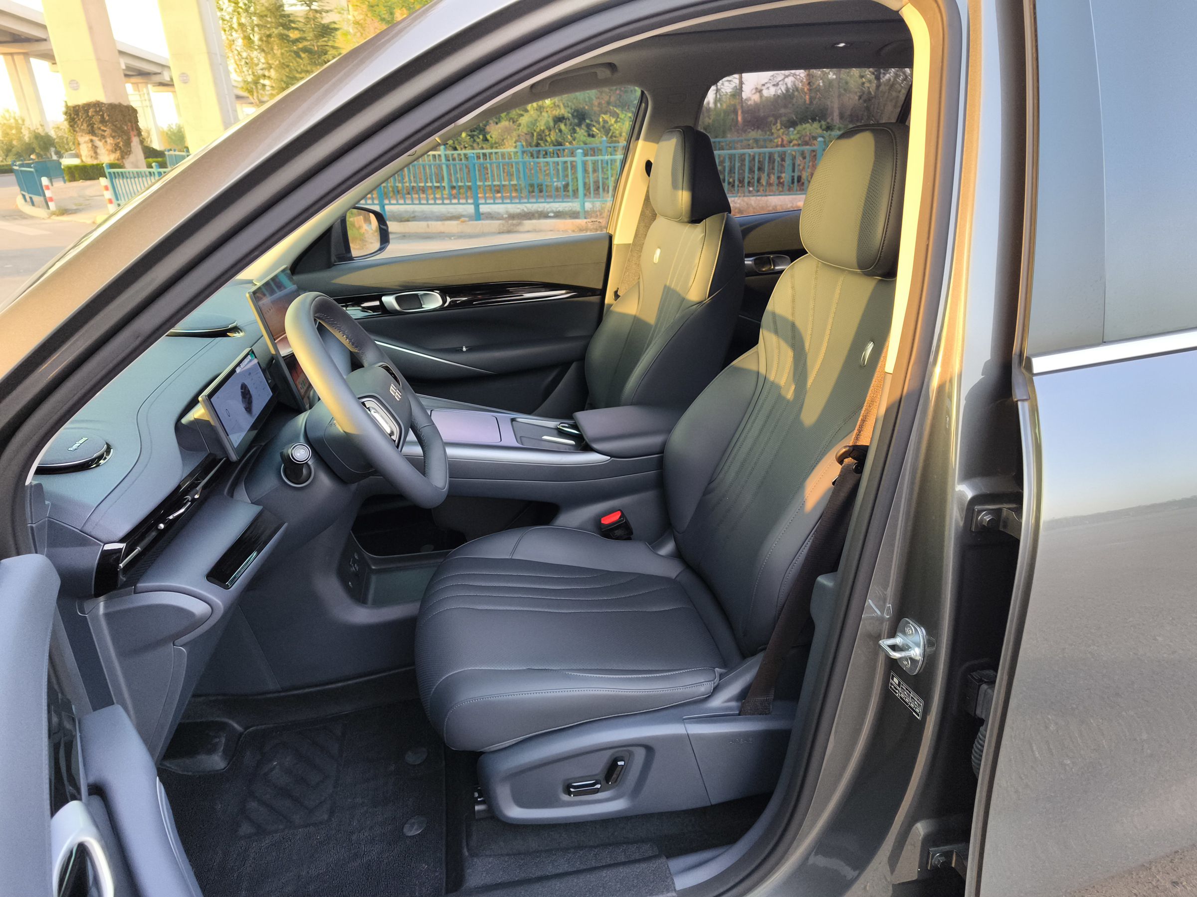 المقاعد الأمامية داخل السيارة