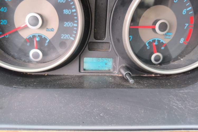 Used Buick Excelle 2015 1.5L Manual Classic Trim Odometer Close Up