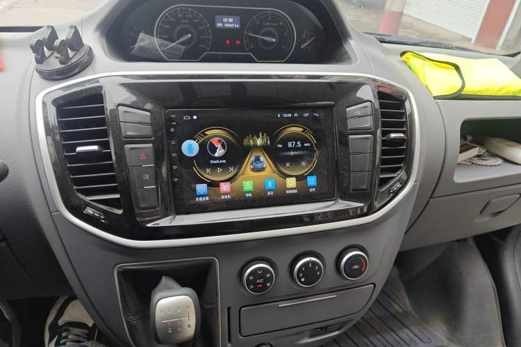 Used SAIC MAXUS Xintu V80 2023 2.0T Manual Classic Aoyuntong Short Wheelbase Mid-Roof 5/6-Seater
