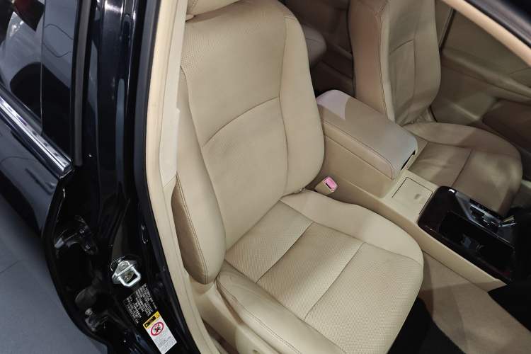 Used Toyota Camry 2015 2.5G Luxury Navigation Edition Right Front Seat