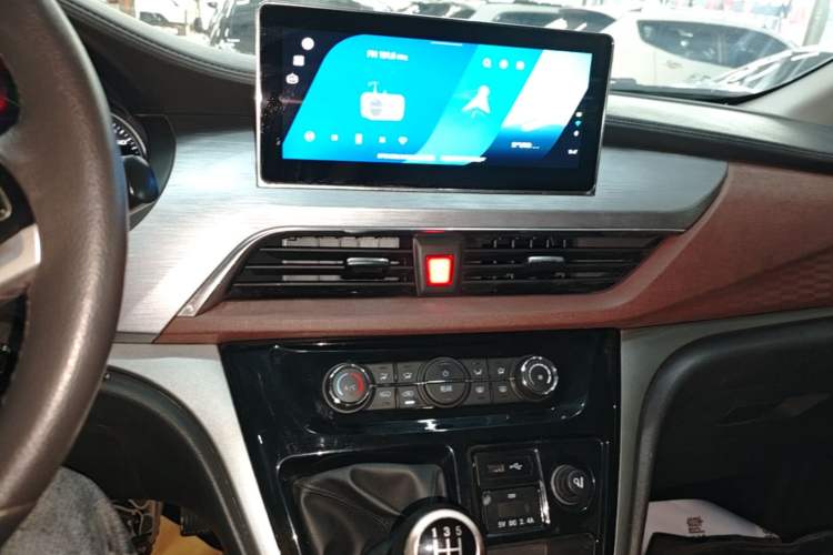 Used JAC Refine M3 2022 1.8L 7-seat Standard Edition
