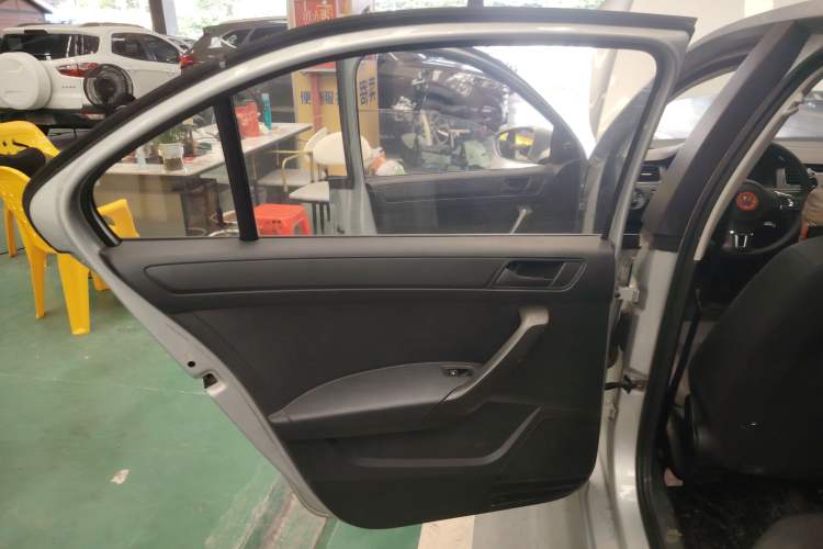 Used Volkswagen Santana 2015 1.6L Manual Fashion Edition Interior 8