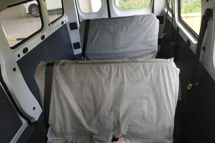 Used Wuling Yangguang 2024 300KM Comfort Version Passenger Van 75kW