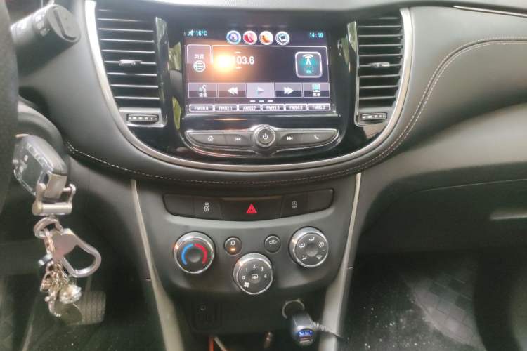 Used Chevrolet Trax 2018 330T Automatic Two-Wheel Drive Elite Model Audio And AC Panel