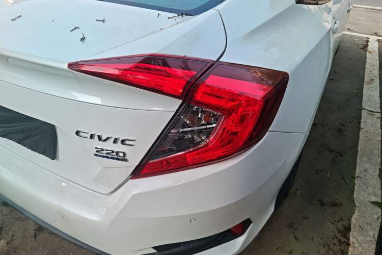 Used Honda Civic 2016 220TURBO CVT Luxury Edition Exterior 3