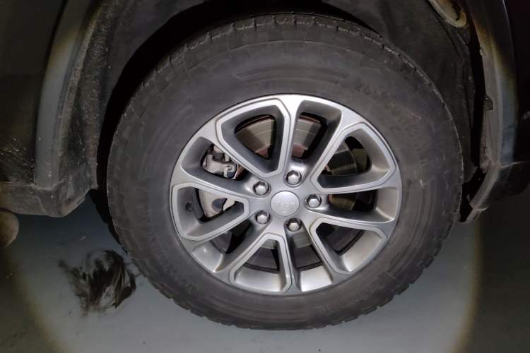 Used Jeep Grand Cherokee 2014 3.6L Elite Navigation Edition Right Front Wheel Hub