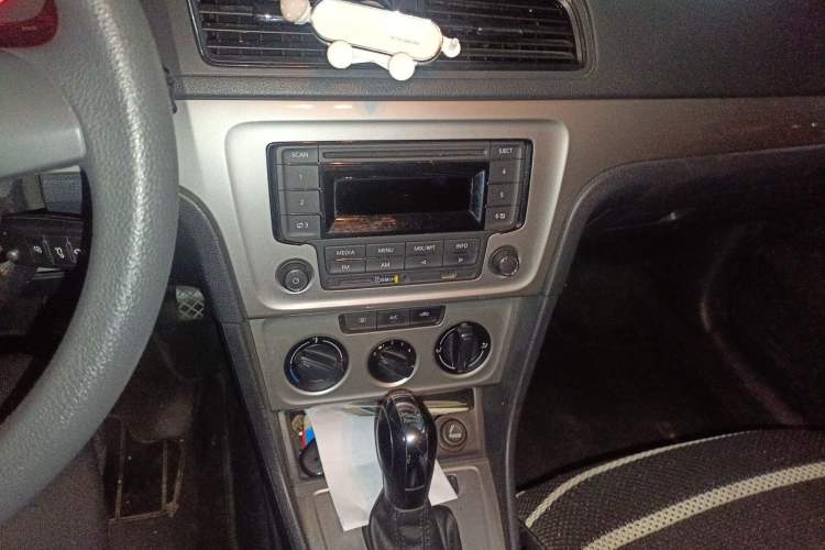 Used Volkswagen Gran Lavida 2013 1.6L Automatic Fashion Model