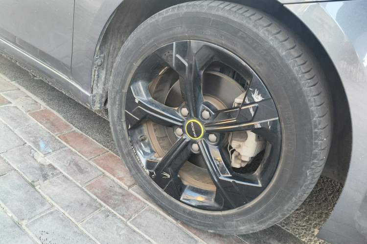 Used Roewe i6 MAX 2020 300TGI Automatic Supreme Edition with Cool Sunroof and Advanced Driving Features
