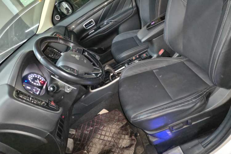 Used Mitsubishi Outlander 2019 2.4L 4x4 Zhi Xiang Edition 7 Seats China V Emission Standard