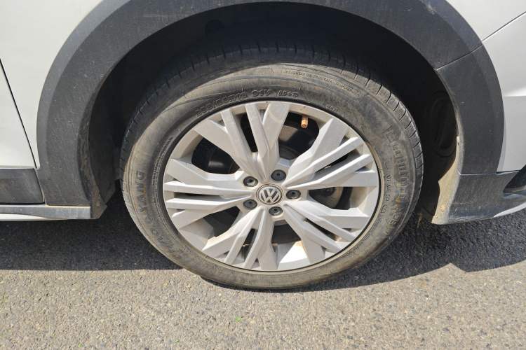 Used Volkswagen C-TREK 2017 1.6L Automatic Comfort Model Right Front Wheel Hub