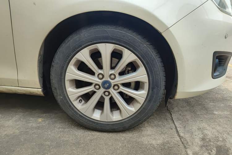 Used Ford Escort 2017 Happiness Edition 1.5L Automatic Fashion Version Right Front Wheel Hub