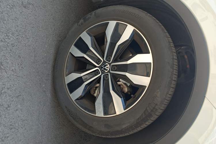 Used Volkswagen Tiguan L 2023 Restyled 330TSI Automatic Two-Wheel Drive R-Line Enhanced Comfort Version Right Front Wheel Hub