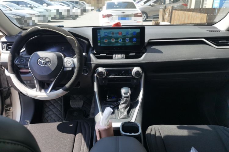 Used Toyota Wildlander 2024 2.0L CVT 4x4 Luxury PLUS Edition Center Console